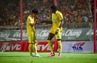 ปราสาทสายฟ้า เดินหน้าเข้าใกล้แชมป์ไทยลีก สมัยที่ 10 บุกเฉือน ค้างคาวไฟ 2-1