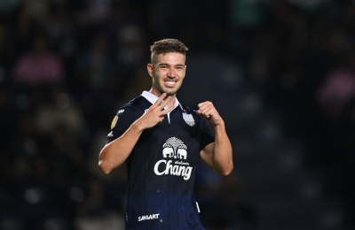 บิสโซลี แฮตทริก! ปราสาทสายฟ้า ฟอร์มหรู ไล่ถล่ม ค้างคาวไฟ 6-0 เก็บเพิ่มเป็น 53 คะแนน